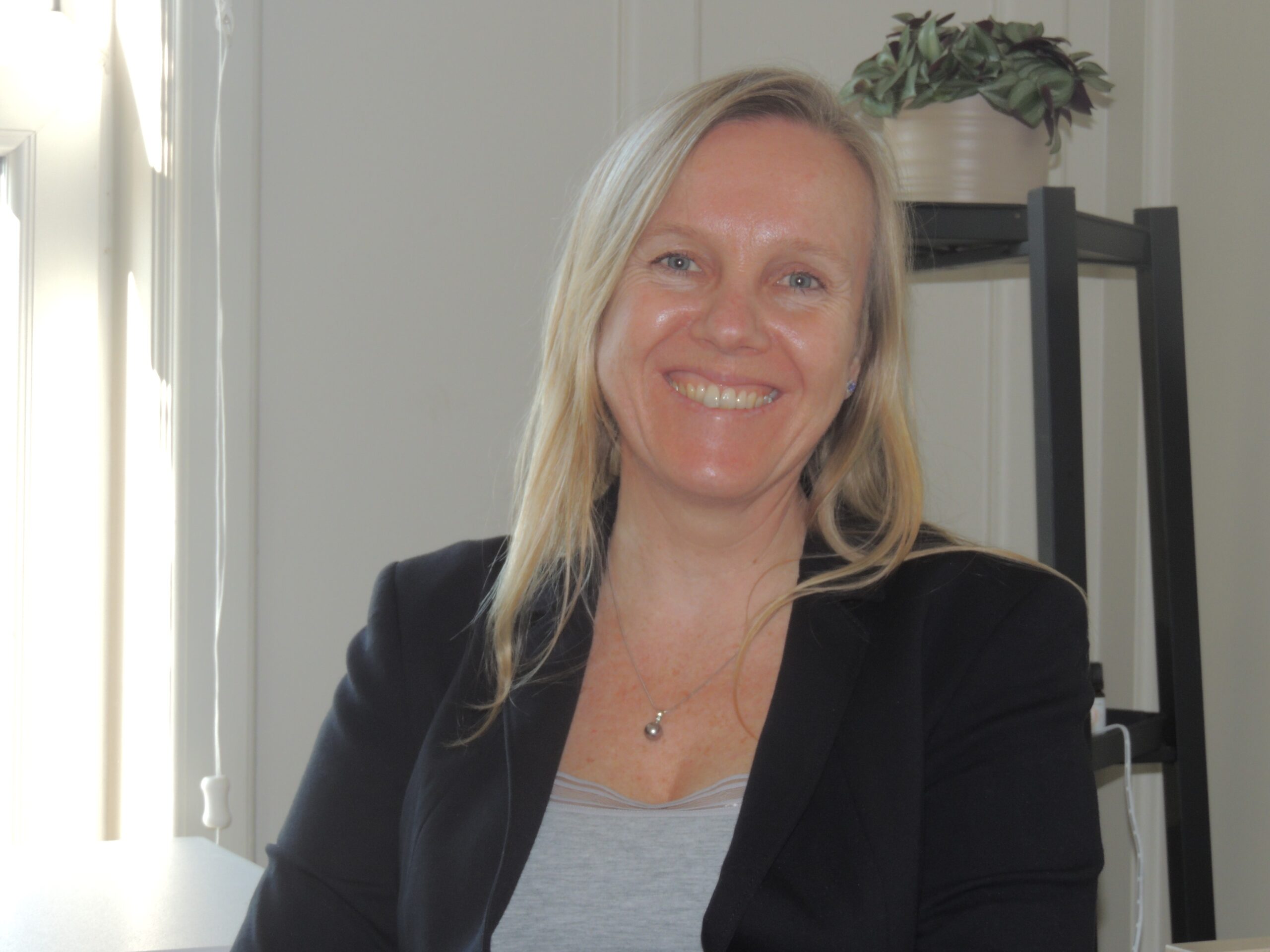 Lauren Slabbert smiling, qualified SHEN therapist in Surrey, UK